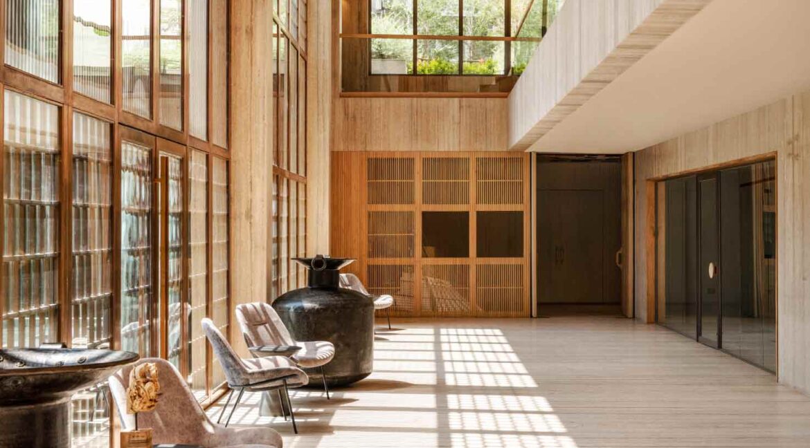 4.Club Foyer