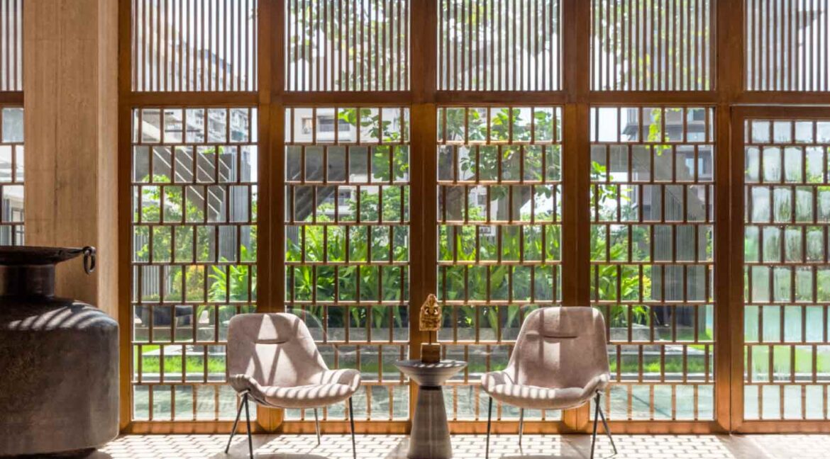 5.Foyer overlooking pool